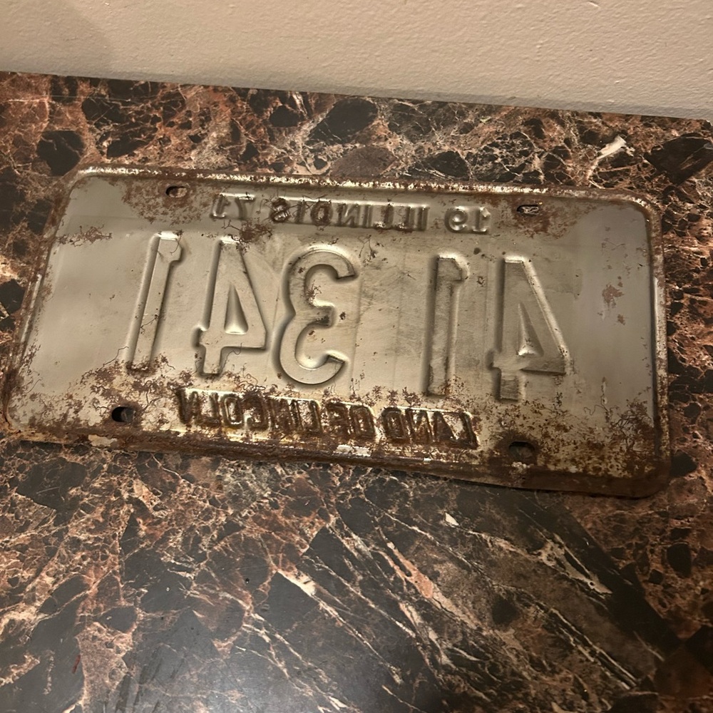 Vintage Illinois License Plate from 1971 - Picture 2 of 5